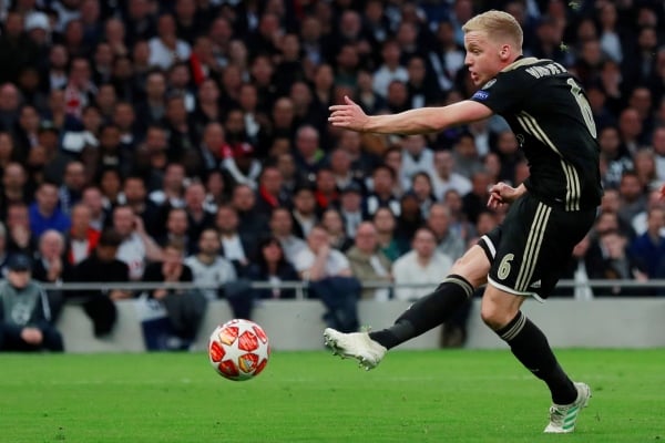  Kepindahan Van de Beek, Ajax Tunggu Tawaran Konkret United