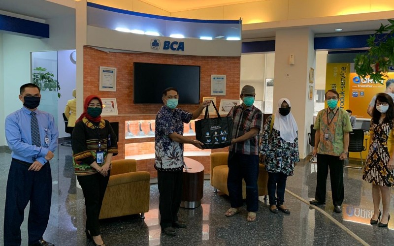  BCA & Bakti BCA Serahkan Donasi Rp1 Miliar