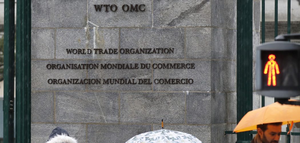 Pejalan kaki berjalan di depan kantor pusat World Trade Organization (WTO) di Jenewa, Swiss (Senin (2/3/2020)./Bloomberg-Stefan Wermuth