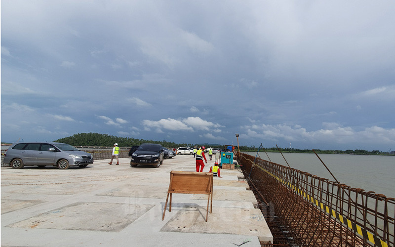 Kondisi jalur penghubung dermaga (trestle) yang sudah dibangun sepanjang 2.700 meter menuju Terminal Kijing, Kamis (16/1/2020)./Bisnis-Rio Sandy Pradana