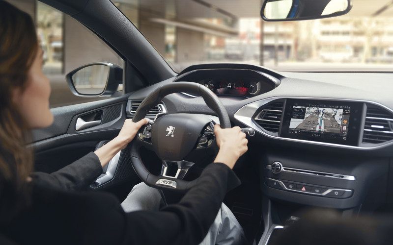 Tentu saja Peugeot 308 diperbarui untuk koleksi 2020. Di dalam, dasbor ini dilengkapi dengan 100% digital Peugeot i-Cockpit serta layar pusat kapasitif dengan glossy atau dengan finishing mengkilap./Automobiles Peugeot