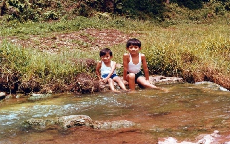  Menggemaskan, Foto AHY dan IBas Kecil Ketika Main di Sungai