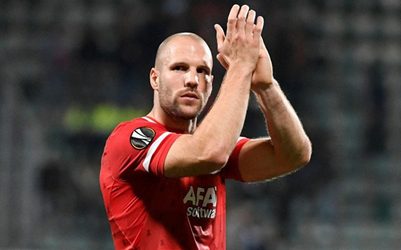  Mantan Bek Timnas Belanda Ron Vlaar Perpanjang Kontrak di AZ