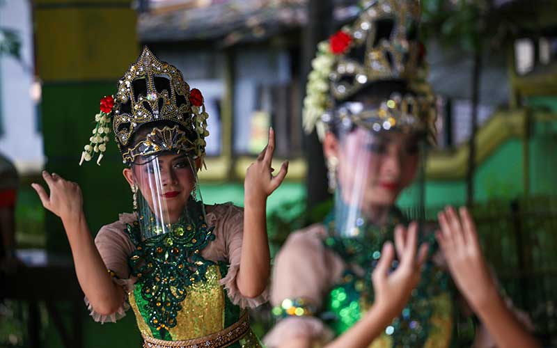  Penari Gunakan Pelindung Wajah saat Latihan