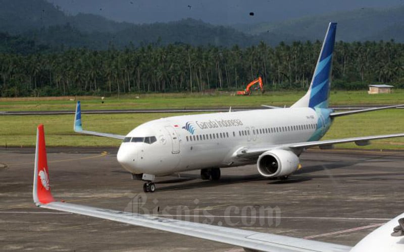 Pesawat milik maskapai penerbangan Garuda Indonesia bersiap melakukan penerbangan di Bandara internasional Sam Ratulangi Manado, Sulawesi Utara akhir pekan lalu (8/1/2017)./Bisnis-Dedi Gunawan
