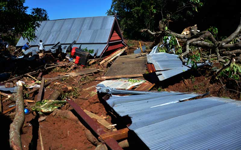  Empat Warga Tertimbun Tanah Longsor