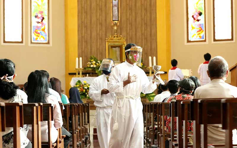  Umat Katolik Kembali Beribadah di Gereja