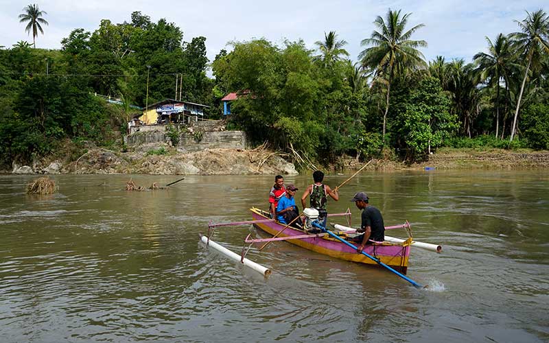  Warga Gunakan Perahu Untuk Menyebrang saat Jembatan Ambruk