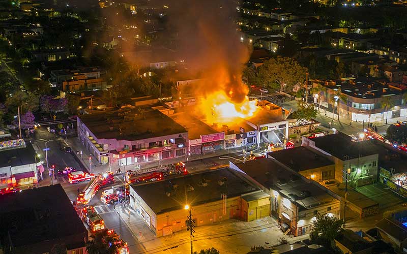 Sebuah bangunan terbakar saat aksi protes atas kematian George Flyod di Los Angles, California, Amerika Serikat, Sabtu (30/5/2020). Bloomberg
