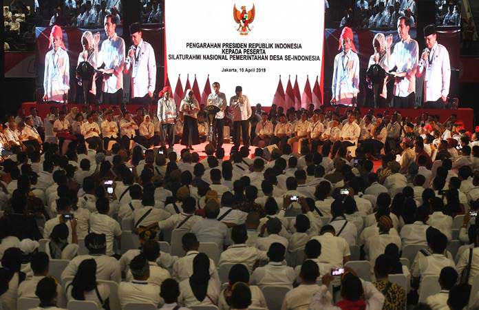 Presiden Joko Widodo (kedua kanan) berdialog dengan perwakilan kepala desa saat menghadiri Silaturahmi Nasional Pemerintahan Desa se-Indonesia di Jakarta, Rabu (10/4/2019)./ANTARA-Akbar Nugroho Gumay