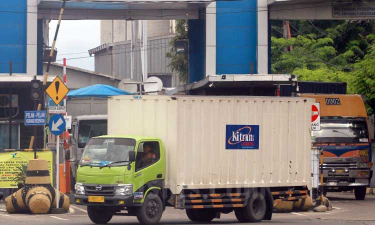 Kendaraan logistik keluar dari Pelabuhan Makassar, Sulawesi Selatan, Kamis (20/2/2020). Bisnis/Paulus Tandi Bone