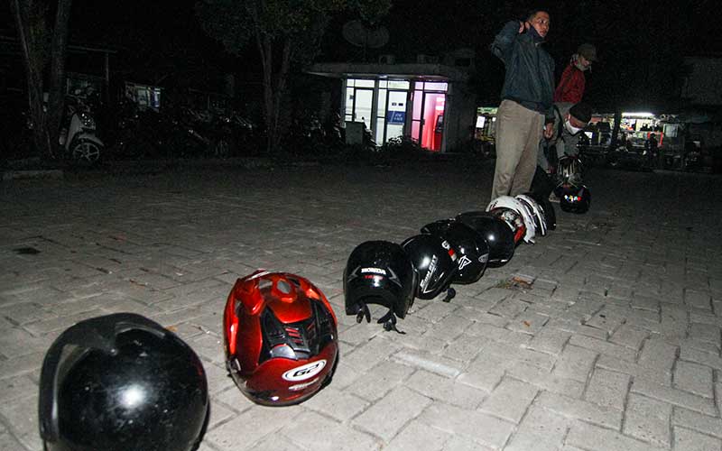  Warga Gunakan Helm Untuk Tanda Antrean Perpanjang SIM di Depok