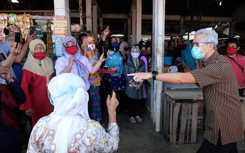  Ganjar Pranowo Sosialisasikan Protokol Kesehatan Kepada Pedagang Pasar