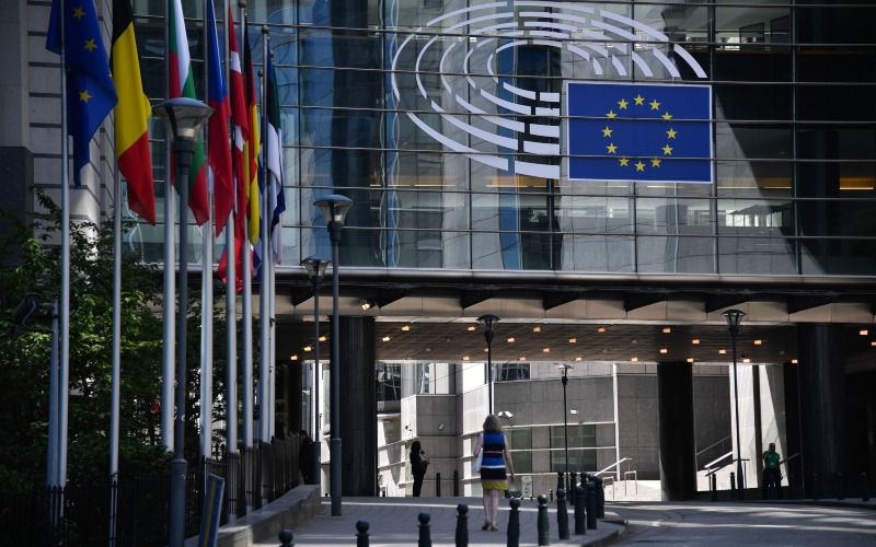 Lambang Uni Eropa terpampang di depan gedung Parlemen Eropa di Brussels, Belgia, Rabu (27/5/2020)./Bloomberg-Geert Vanden Wijngaert