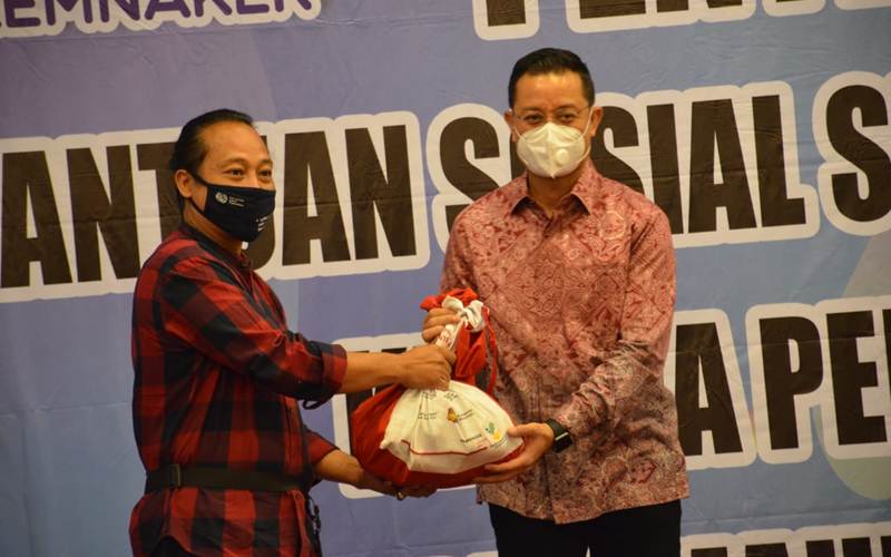  Kemensos Bagikan 164.450 Paket Sembako untuk Korban PHK