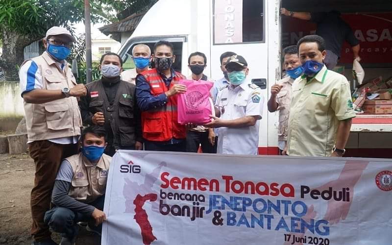  PT Semen Tonasa Bantu Korban Banjir di Jeneponto dan Bantaeng