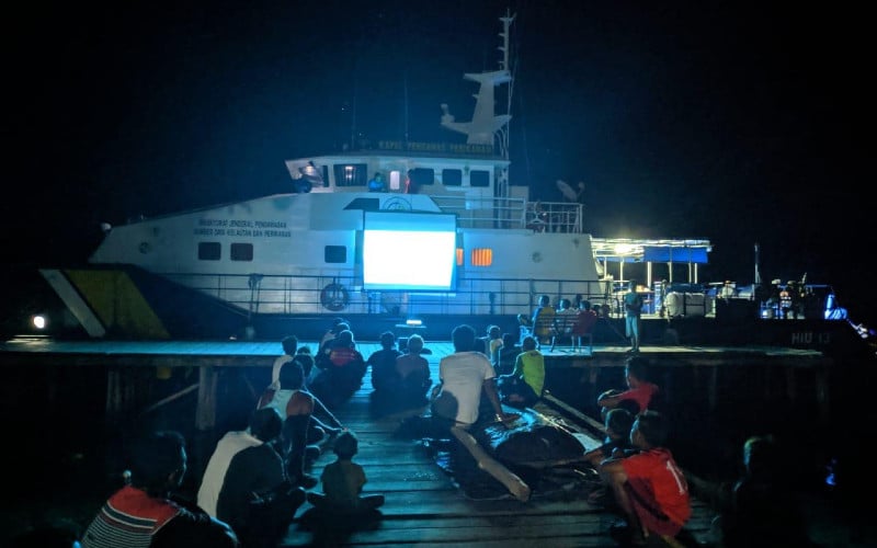  Berantas Destructive Fishing, Kapal Pengawas Disulap Jadi Layar Lebar