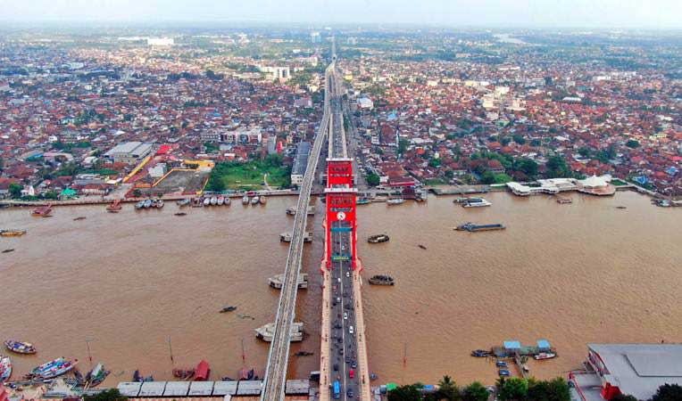 Foto udara Jembatan Ampera dan rel Lintas Raya Terpadu (LRT) di Palembang, Sumatra Selatan, Kamis (2/5/2019)./Bisnis-Abdullah Azzam