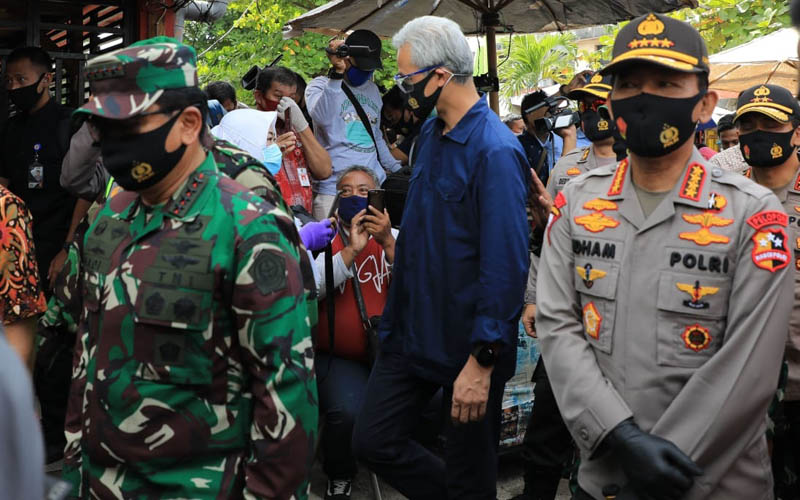  Kapolri dan Panglima TNI Cek Pasukan Penjaga Protokol Covid-19 di Semarang