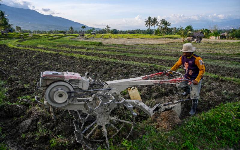 Petani membajak sawahnya menggunakan traktor tangan di Desa Porame, Kabupaten Sigi, Sulawesi Tengah, Sabtu (18/4/2020). - Antara