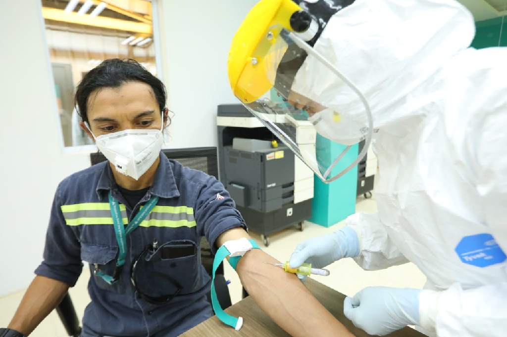 Pekerja mengikuti tes diganostik cepat Covid-19 (rapid test) yang dilaksanakan PT Vale Indonesia Tbk, di Sorowako-Kabupaten Luwu Timur, Sulawesi Selatan.