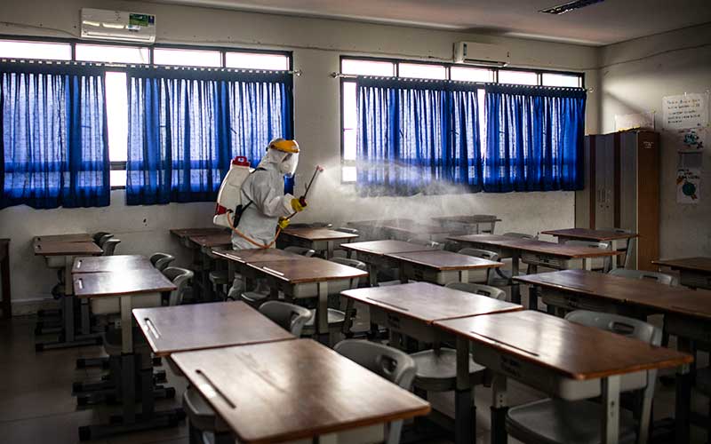  Jelang Penerapan New Normal, PMI Jakarta Semprotkan Disinfektan di Lingkungan Sekolah