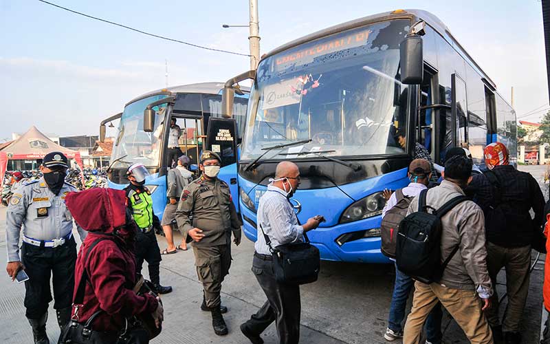  Pemprov DKI Jakarta Sediakan 70 Bus Untuk Mengurai Kepadatan Penumpang KRL