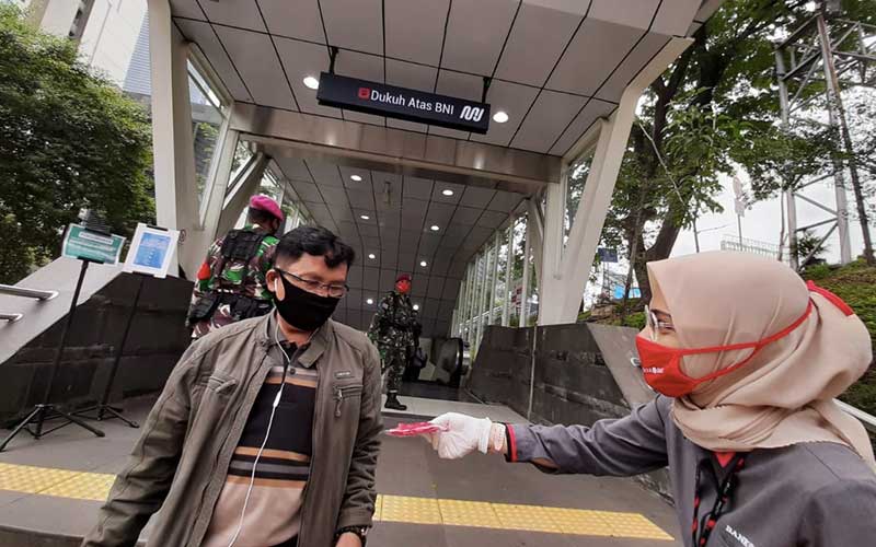  Bank DKI Bagikan Masker Gratis Kepada Penumpang MRT