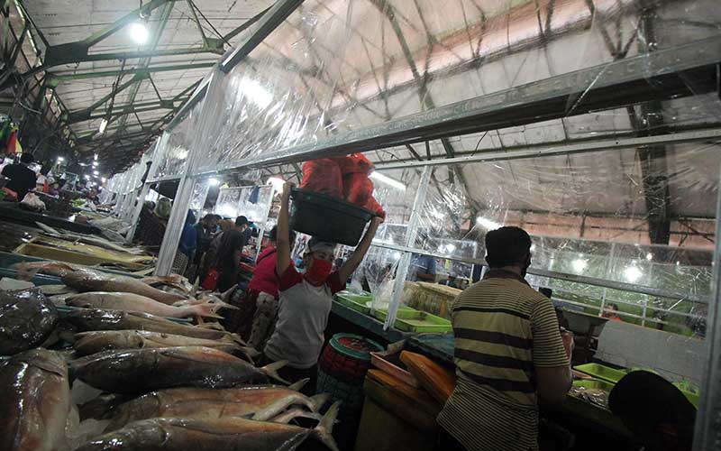  Pasar Ikan Pabean Surabaya Pasang Penyekat Plastik di Lapak Pedagang
