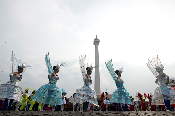 Peserta Parade Jakarnaval 2015 melakukan atraksi dalam menyambut ulang tahun Jakarta ke-488 di Monas, Jakarta, Minggu (7/6/2015). Jakarnaval kali ini dilaksanakan lebih awal dari Hari Ulang Tahun DKI Jakarta tanggal 22 Juni 2015, untuk menghormati bulan suci Ramadan yang akan mulai pada tanggal 18 Juni 2015./Antara-Rosa Panggabean