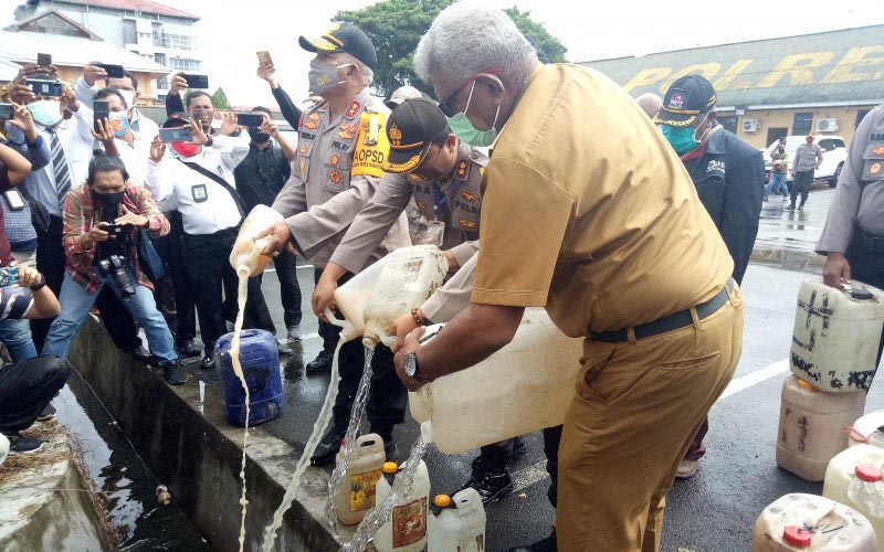  6.061 Liter Miras Ilegal Dimusnahkan, Pabriknya di Tengah Hutan Mimika