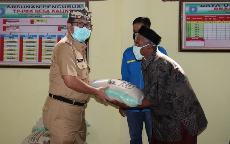  ‎Beras Bantuan untuk Warga Terdampak Covid-19 di Kabupaten Cirebon Mulai Dibagikan