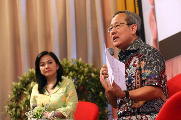 President Director & CEO PT Asuransi Jiwa Sequis Life Tatang Widjaja (kanan) memberikan penjelasan mengenai layanan digital Sequis Polisku pada acara peluncuran di Jakarta, Selasa (8/5/2018)./JIBI-Dedi Gunawan 