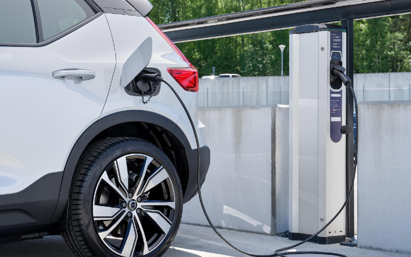  Volvo Cars Gandeng Plugsurfing Sediakan 200.000 Pengisian Daya