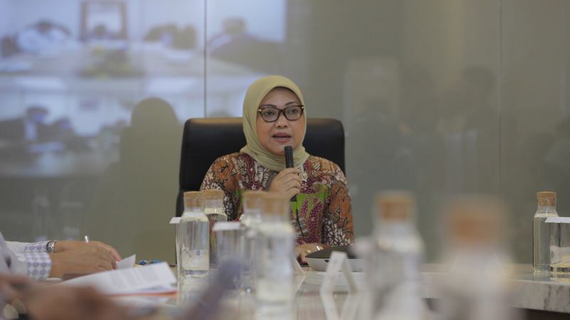 Menteri Ketenagakerjaan Ida Fauziyah saat menggelar telekonferensi dengan para petugas Atase Ketenagakerjaan (Atnaker) perwakilan pejabat RI di sejumlah negara di Kantor Kemenaker, Jakarta, Selasa (4/2/2020)./ ANTARA - Reno Esnir
