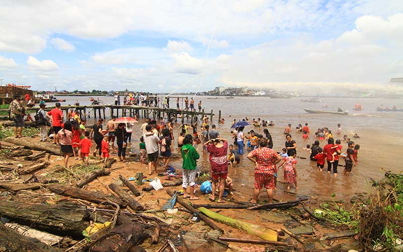  Tradisi Mandi Peh Cun di Sungai Kapuas Tetap Berlangsung saat Masa Pandemi Covid-19