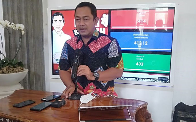 Wali Kota Semarang Hendrar Prihadi yang juga Ketua DPC PDI Perjuangan Kota Semarang saat memberikan keterangan kepada wartawan Sabtu (20/6/2020)./Bisnis-Alif Nazzala Rizqi