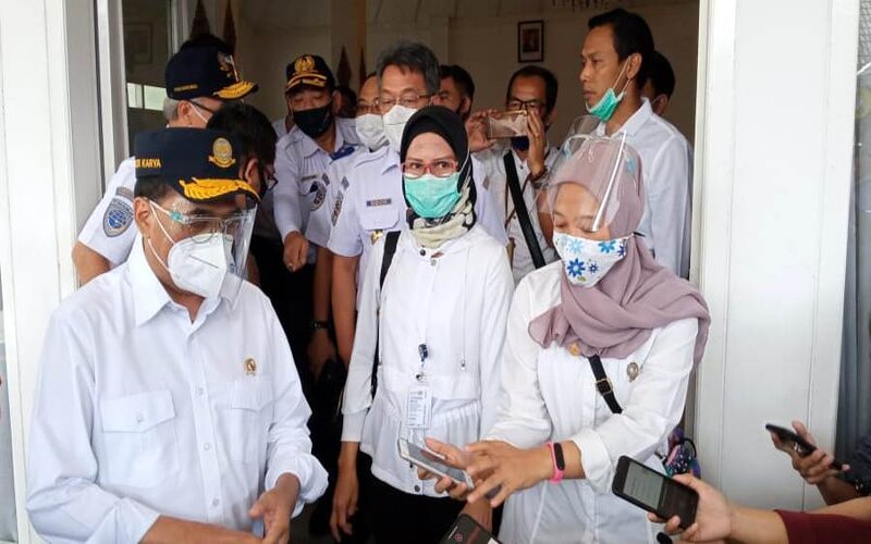 Menteri Perhubungan Budi Karya Sumadi (kiri) memberikan keterangan kepada wartawan, Jumat (26/6/2020)./Ist