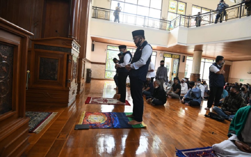  Ridwan Kamil Cek Penerapan Protokol Kesehatan di Masjid Kawasan Puncak