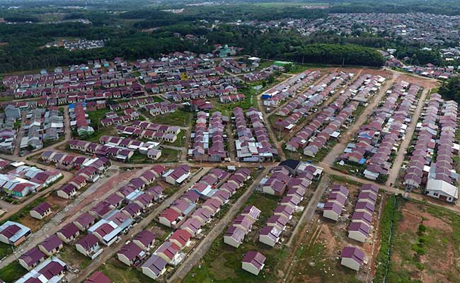 Foto aerial kompleks perumahan bersubsidi di Palembang, Sumatera Selatan, Jumat (31/1/2020). Kementerian Pekerjaan Umum dan Perumahan Rakyat (PUPR) mengalokasikan anggaran perumahan bersubsidi untuk Masyarakat Berpenghasilan Rendah (MBR) melalui Fasilitas Likuiditas Pembiayaan Perumahan (FLPP) sebesar Rp11 triliun untuk 102.500 unit rumah pada 2020. Antara/Nova Wahyudi