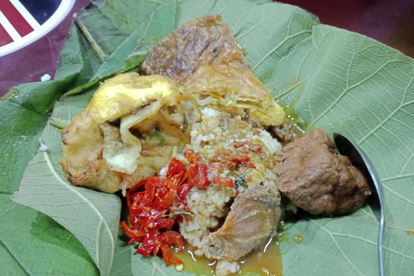  Ke Cirebon, Wajib Cicip Nasi Jamblang Ibu Nur