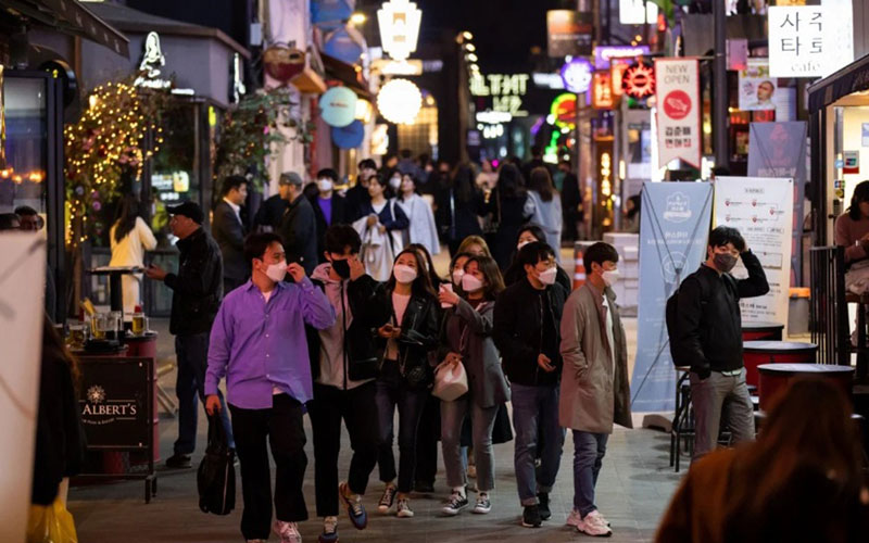 Distrik Itaewon di Seoul, Korea Selatan, pusat kehidupan malam yang dipenuhi nightclubs. Tampak semua pengunjung mengenakan masker untuk mencegah penularan Covid-19./Bloomberg