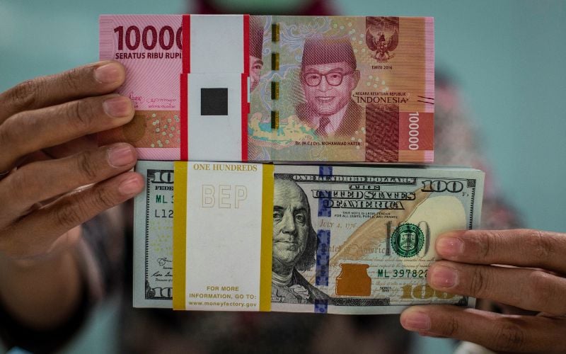Karyawan menghitung uang dolar AS di Kantor Cabang Plaza Mandiri, Jakarta, Rabu (18/3/2020). Berdasarkan kurs referensi Jakarta Interbank Spot Dollar Rate (JISDOR) pada Rabu (18/3) hingga pukul 10.09 WIB, nilai tukar rupiah melemah 140 poin atau 0,93 persen ke posisi Rp15.223 per dolar AS. ANTARA FOTO/Aprillio Akbar/wsj.