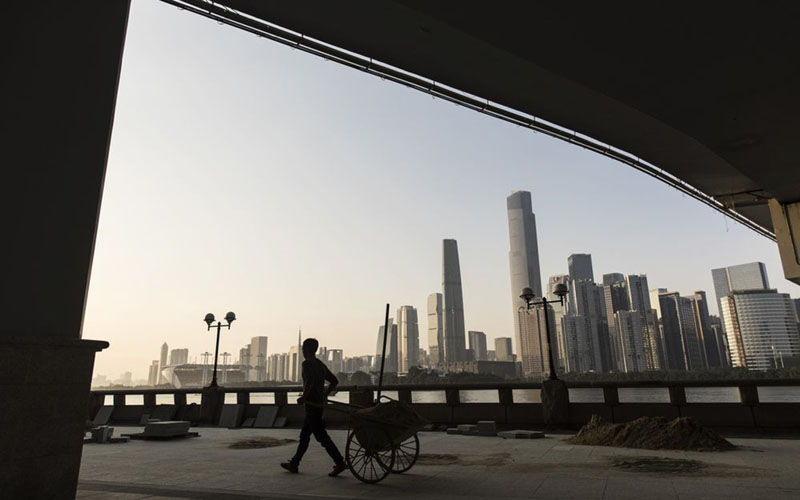 Properti di Guangzhou, China, terlihat dari bawah Jembatan Liede di atas Sungai Mutiara./Bloomberg/Qilai Shen