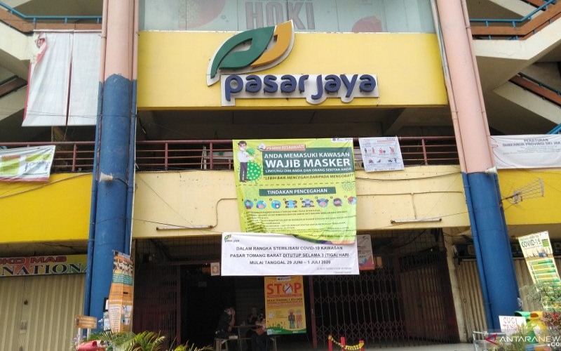 Kondisi Pasar Tomang Barat atau Pasar Kopro yang tutup sejak ditemukan pedagang positif Covid-19 di Jakarta, Senin (29/6/2020)./ANTARA-Devi Nindy)