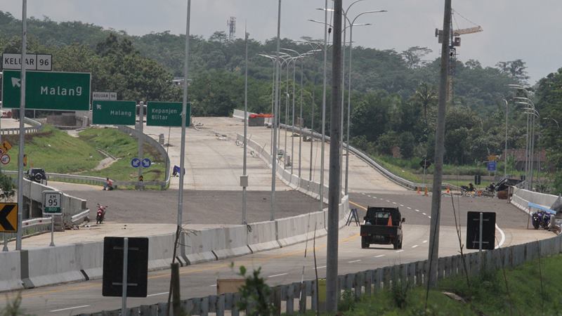 Kendaraan melintas proyek jalan tol Malang-Pandaan Seksi V di Malang, Jawa Timur, Selasa (4/2/2020)./ANTARA - Ari Bowo Sucipto