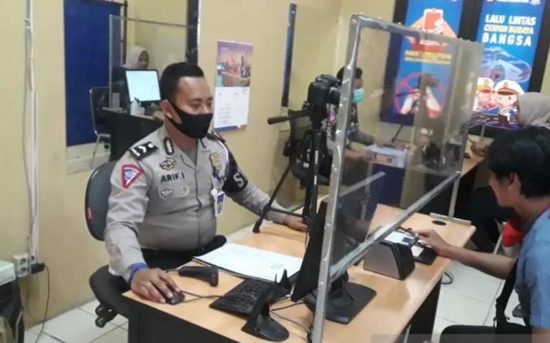 Anggota kepolisian sedang mengurus permohonan SIM oleh masyarakat. /ANTARA
