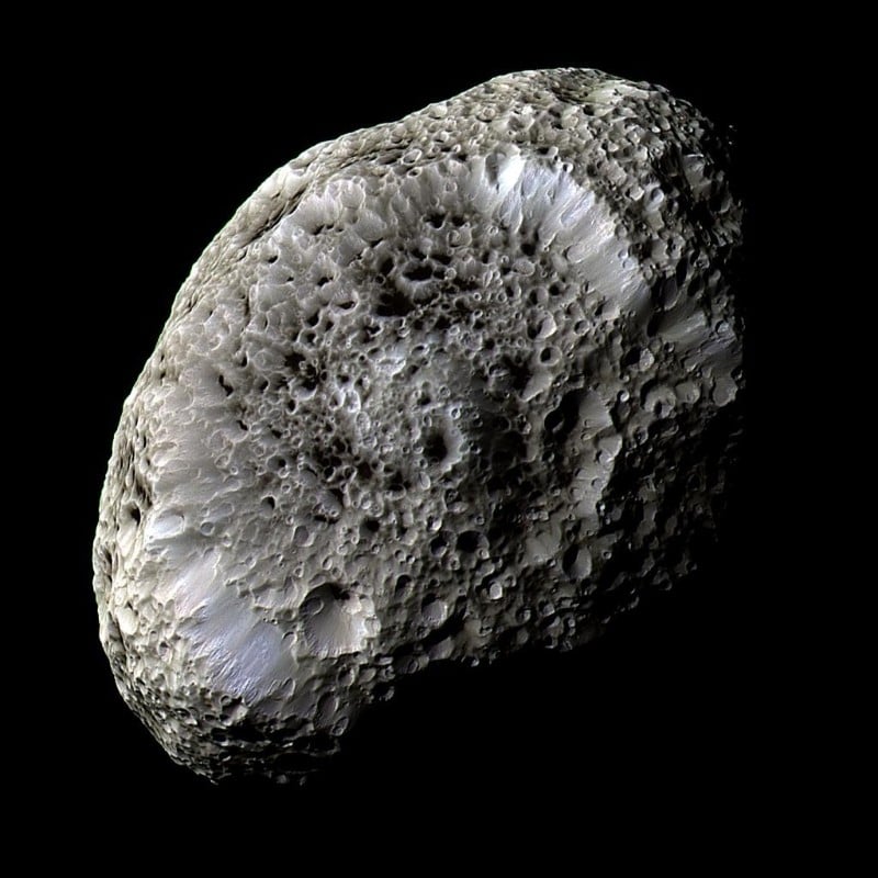  Mengenal Hyperion, Bulan Yang Mirip Batu Karang