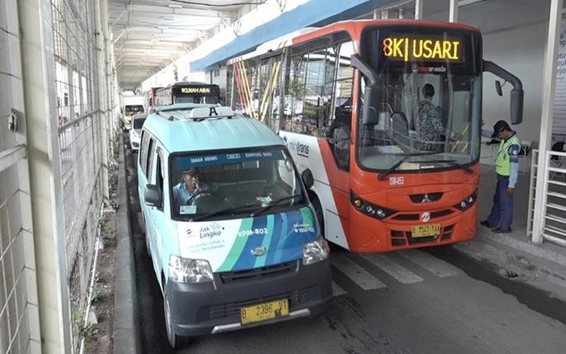 Angkutan Jak Lingko dan Bus Transjakarta merupakan transportasi publik yang disediakan Pemprov DKI untuk warganya./Istimewa