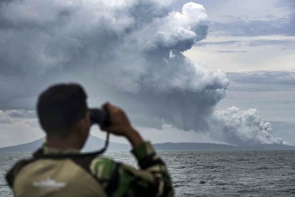 ABK KRI Torani 860 meneropong proses erupsi Gunung Anak Krakatau saat berlayar di Selat Sunda, Lampung, Selasa (1/1/2019)./ANTARA-Sigid Kurniawan 